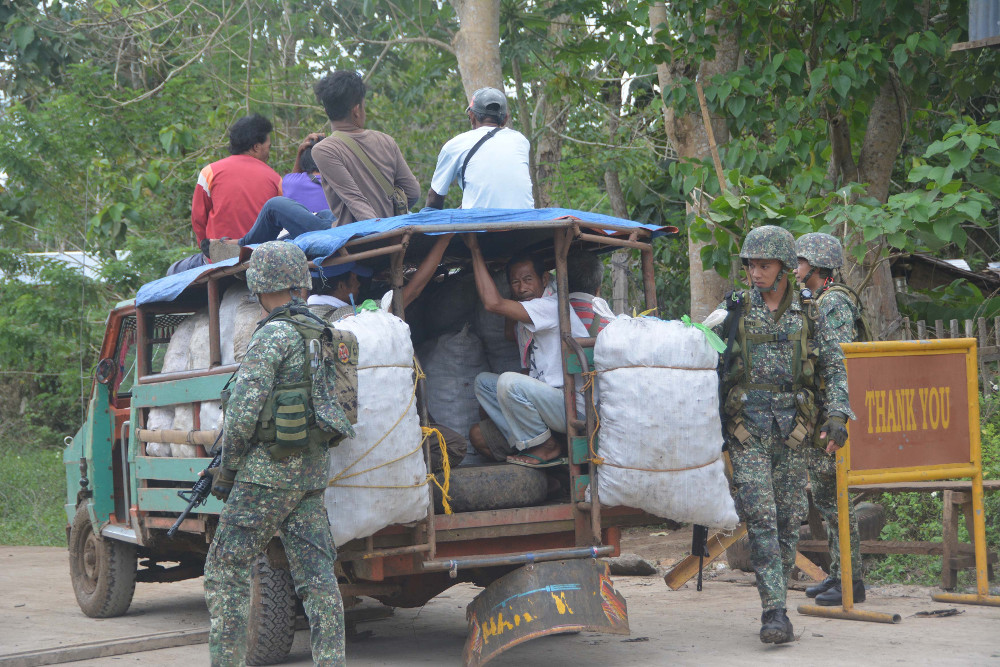 Philippine security forces inspect a vehicle at a checkpoint in Indanan town, in southern Sulu province, Feb. 27, 2017. (Photo: AFP)