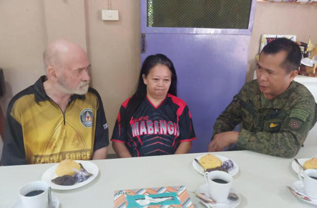 British businessman Allan Arthur Hyrons (left) and his Filipina wife, Wilma Paglinawan-Hyrons, share their horrifying experience with WestMinCom chief Lt. Gen. Cirilito Sobejana inside the military headquarters in Jolo, capital of southern Philippine province of Sulu, Nov. 25, 2019. [Courtesy of Western Mindanao Command/AFP]