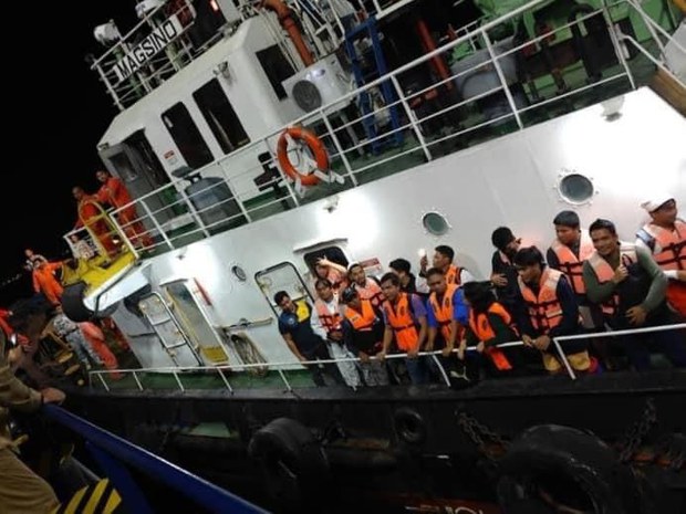 Tanker carrying 800,000 liters of oil sinks in central Philippines Tanker carrying 800,000 liters of oil sinks in central Philippines