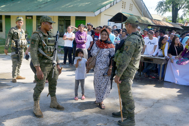 Members of the Philippine Army’s 6th Infantry Division provide security as Muslim residents troop to polling centers at a school in Cotabato City’s Tamontaka village to cast their votes for the midterm elections, May 13, 2019. [Mark Navales/BenarNews]