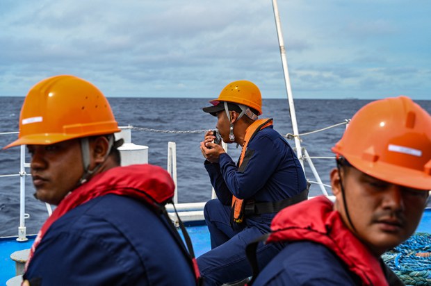 Philippines reestablishes presence at disputed shoal Philippines reestablishes presence at disputed shoal