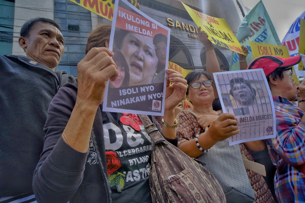 Former political prisoners and human rights activists stage demonstrations in front of an anti-graft court in Manila to demand the immediate arrest of Imelda Marcos, Nov. 13, 2018. [Luis Liwanag/BenarNews]