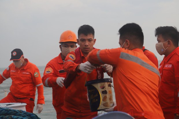 Philippines rushing to contain environmental disaster after tanker sinks Philippines rushing to contain environmental disaster after tanker sinks