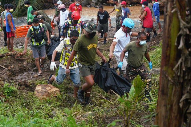 Philippine rescuers dig out bodies from huge storm-induced landslide Philippine rescuers dig out bodies from huge storm-induced landslide