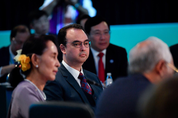 Myanmar leader Aung San Suu Kyi sits next to Philippine foreign secretary Alan Peter Cayetano during the ASEAN-Australia summit in Sydney, March 18, 2018. [Courtesy of the Philippine Department of Foreign Affairs]