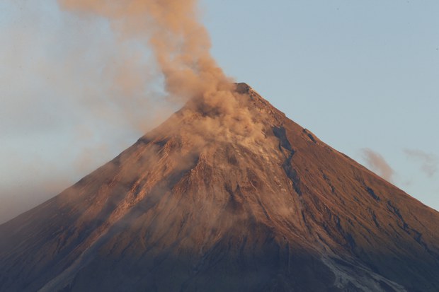 Philippines raises alert level on Mayon volcano amid increasing activity Philippines raises alert level on Mayon volcano amid increasing activity