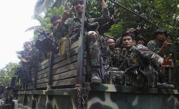 Thousands flee standoff between govt forces and ex-guerrillas in southern Philippines Thousands flee standoff between govt forces and ex-guerrillas in southern Philippines