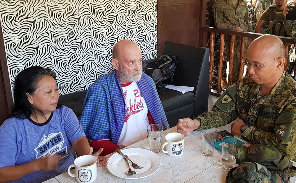 Philippine Maj. Gen. Corleto Vinluan Jr. (right) speaks with Wilma Paglinawan-Hyrons and Allan Arthur Hyrons inside a Jolo military camp following their rescue, Nov. 25, 2019. (Photo: Armed Forces of the Philippines/AP)