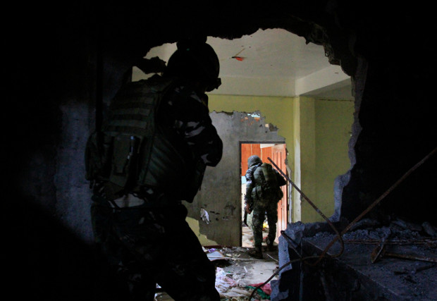 Government forces conduct clearing operations in buildings abandoned by IS-linked gunmen in the besieged southern Philippine city of  Marawi, Sept. 16, 2017. 