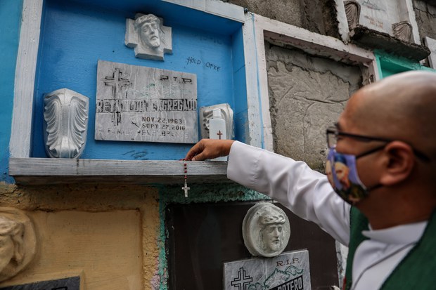 Philippine Priest Exhumes 8 Drug War Victims’ Remains from Cemeteries Philippine Priest Exhumes 8 Drug War Victims’ Remains from Cemeteries