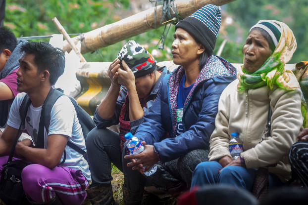 Relatives wait for word about miners trapped by the landslide, Sept. 17, 2018. (Luis Liwanag/BenarNews)