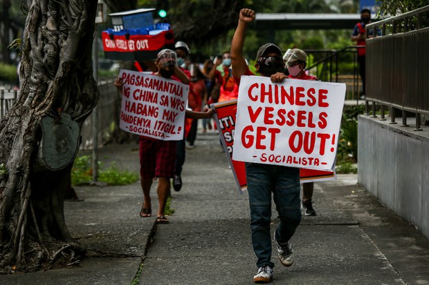 Philippine Senators Sign Resolution against China’s ‘Creeping Hegemony’ in South China Sea Philippine Senators Sign Resolution against China’s ‘Creeping Hegemony’ in South China Sea