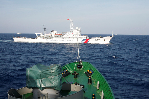 A Chinese Coast Guard ship is seen near a Vietnam Marine Guard ship in the South China Sea off the coast of Vietnam, May 14, 2014. [Reuters]
