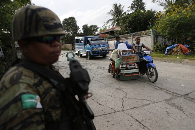 Philippine police hunt for 6 IS-linked militants in officers’ killings Philippine police hunt for 6 IS-linked militants in officers’ killings