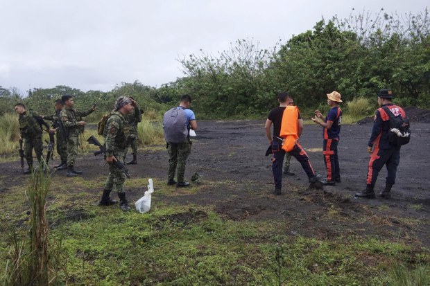 Philippine Army: Communist rebels kill 2 soldiers helping search for crashed plane Philippine Army: Communist rebels kill 2 soldiers helping search for crashed plane