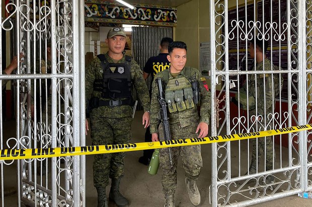 Philippine military: IS-linked militants kill 2 army intelligence operatives Philippine military: IS-linked militants kill 2 army intelligence operatives