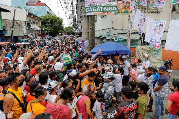 Filipinos brave voting delays, violence to cast ballots Filipinos brave voting delays, violence to cast ballots