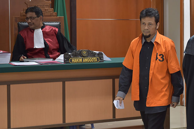 Defendant Tuah Febriwansyah (alias Muhammad Fachry) arrives for his trial at the West Jakarta district court, Oct. 12, 2015. (AFP)