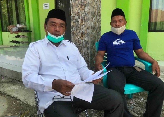 Ibrahim Ismail (left), a local Muslim leader, and Sukarno Ahmad Ino, a former combatant in the Poso sectarian conflict, speak during an interview with BenarNews in Poso, Indonesia, Nov. 19, 2020. Ibrahim Ismail (left), a local Muslim leader, and Sukarno Ahmad Ino, a former combatant in the Poso sectarian conflict, speak during an interview with BenarNews in Poso, Indonesia, Nov. 19, 2020.