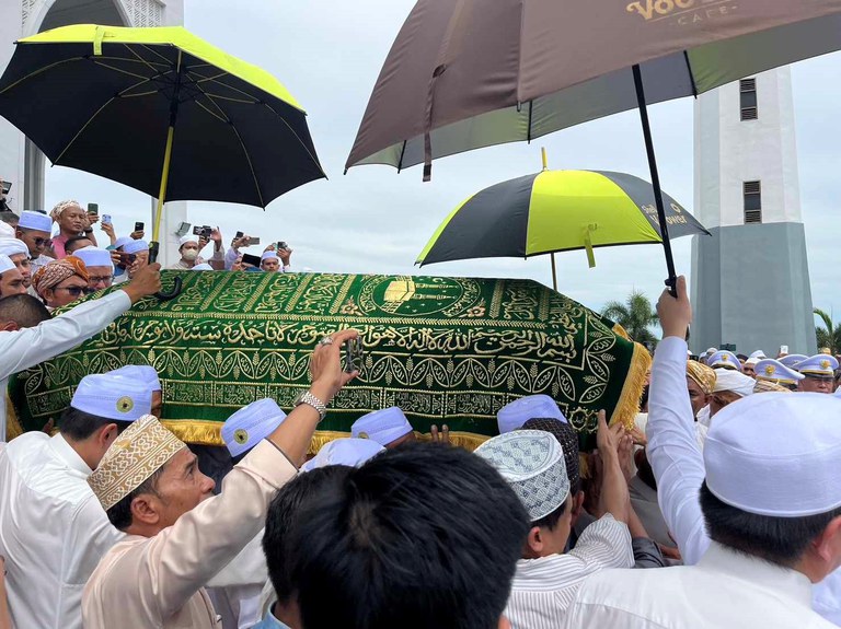 14 TH-muslims2.jpg 14 TH-muslims2.jpg