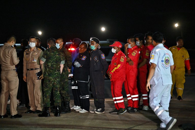 19 TH-ship-rescuers.jpg 19 TH-ship-rescuers.jpg