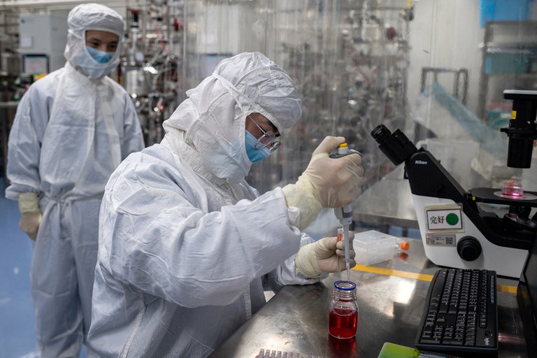 4 engineer takes samples of monkey kidney cells.jpg 4 engineer takes samples of monkey kidney cells.jpg