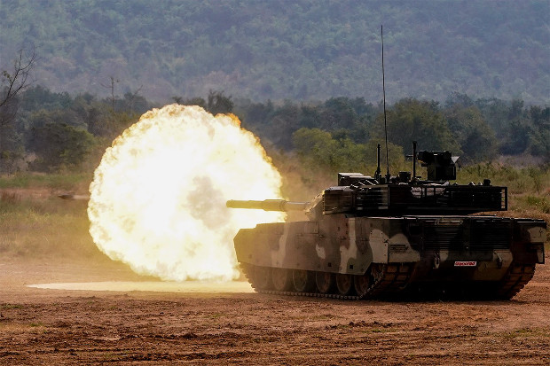 Thailand’s Chinese-made VT-4 battle tank fires a round during a demonstration at Adisorn Cavalry Center in Saraburi province, Jan. 26, 2018. [Pimuk Rakkanam/BenarNews]