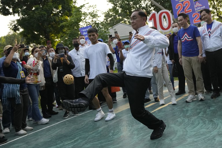 AP23110411231434-Prayuth-kickball.jpg AP23110411231434-Prayuth-kickball.jpg