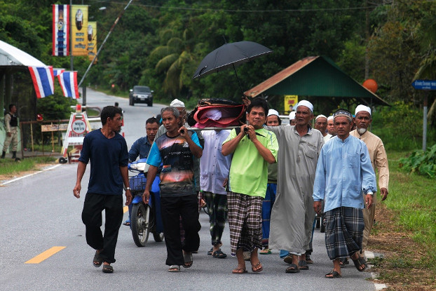 Neighbors of Samsami Sama, a defense volunteer killed in Tuesdays attacks by suspected insurgents, carry his body for a funeral in Tung Sadao Village in Thailand’s Deep South province of Yala, Nov. 6, 2019. [Mariyam Ahmad/BenarNews]