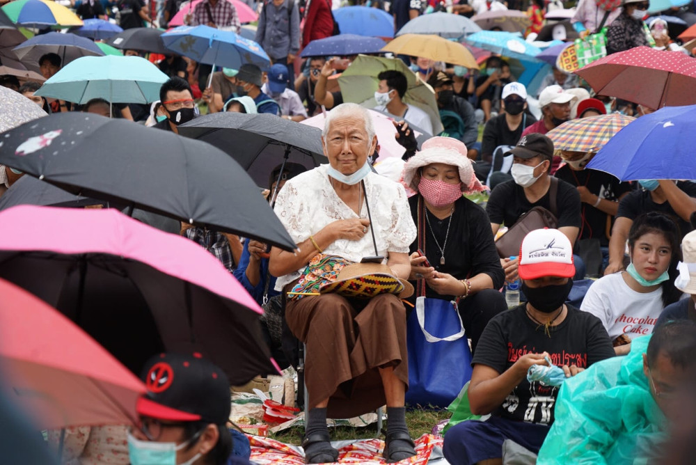 Thais of different generations join a youth-led anti-government protest despite rainy weather in Bangkok, Sept. 19, 2020. [Nontarat Phaicharoen/BenarNews]