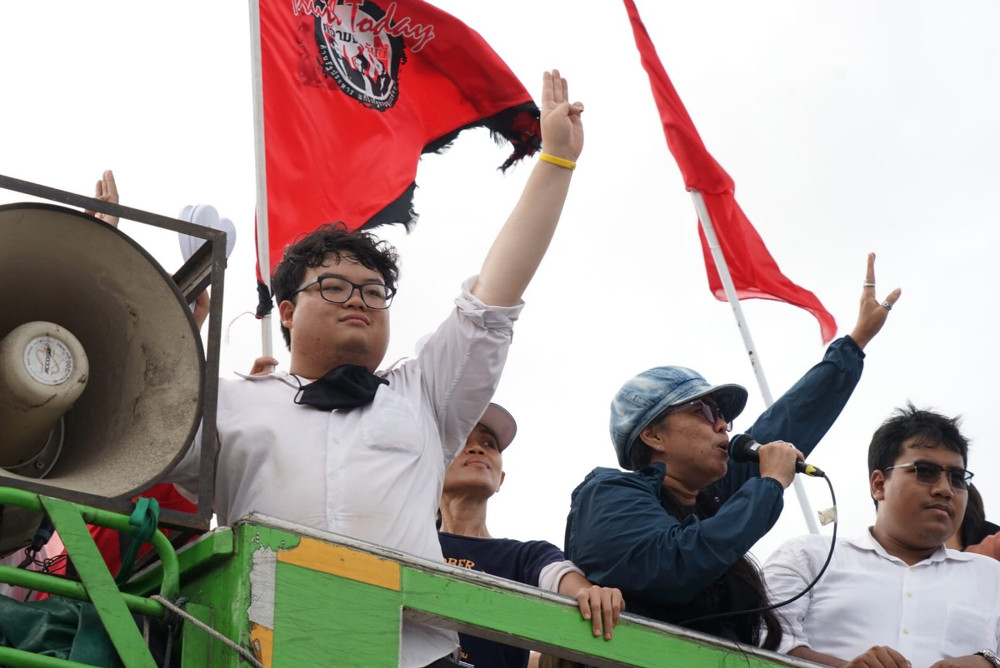 Thai protest leaders Parit Chiwarak (left), Suwanna Tanlek (center) and Sirawit Serithiwat (right) direct anti-government demonstrators onto the Royal Grounds in Bangkok, Sept. 19, 2020. [Nontarat Phaicharoen/BenarNews]