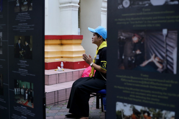 A mourner prays at the Wat Chetawan Thai Buddhist temple in Petaling Jaya, outside of Kuala Lumpur, Malaysia, for the late Thai King Bhumibol Adulyadej, Oct. 26, 2017. (Hadi Azmi/BenarNews) 