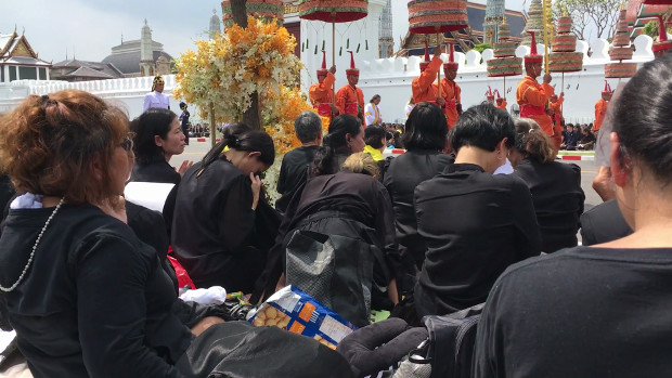 Dressed in black, mourners react as the procession for the late Thai King Bhumibol Adulyadej passes, Oct. 26, 2017. (Nontarat Phaicharoen/BenarNews)