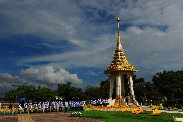Mourners line up to pay their respects during a simulated cremation ceremony in Narathiwat, Oct. 26, 2017. (AFP)