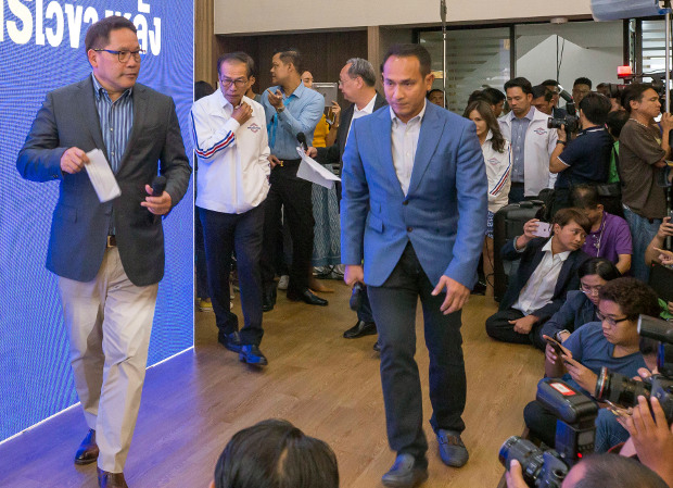 Palang Pracharat Party leader Uttama Savanayana (left) walks into a press conference in Bangkok, March 25, 2019. (AP)