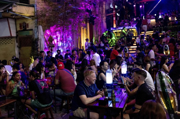 Entrepreneurs question Thailand’s move to extend hours at bars, nightspots Entrepreneurs question Thailand’s move to extend hours at bars, nightspots