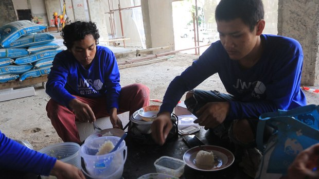 Labor Rights Groups Urge Cambodia to Assist Migrant Workers in Thailand Labor Rights Groups Urge Cambodia to Assist Migrant Workers in Thailand