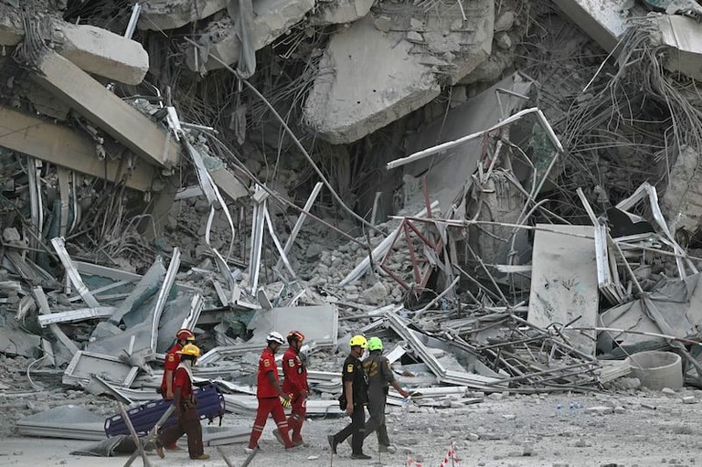28 earthquake-th-rescuers.jpg 28 earthquake-th-rescuers.jpg