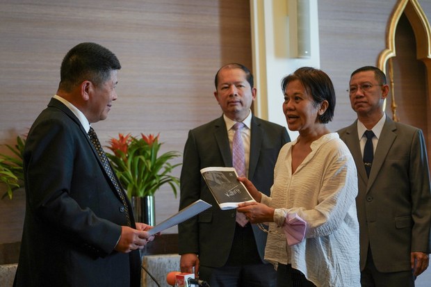 Civilian succeeds general in Thai peace talks with southern rebels Civilian succeeds general in Thai peace talks with southern rebels
