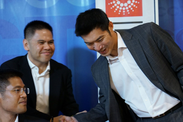 Thanatorn Juangroongruangkit (right), greets fellow politicians appearing before the Foreign Correspondents Club of Thailand, in Bangkok, April 4, 2018. [Pimuk Rakkanam/BenarNews]