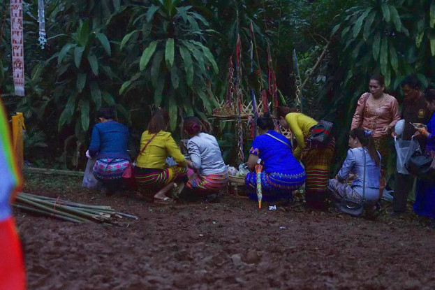 Family members of the missing players participate in a Buddhist ceremony near the Tham Luang cave, June 29, 2018. [Nontarat Phaicharoen/BenarNews]