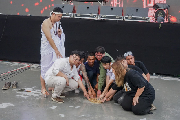 Thai protest leaders place a plaque on grounds reserved for royal ceremonies stating that Thailand belongs to its people, Sept. 20, 2020. (Nontarat Phaicharoen/BenarNews)
