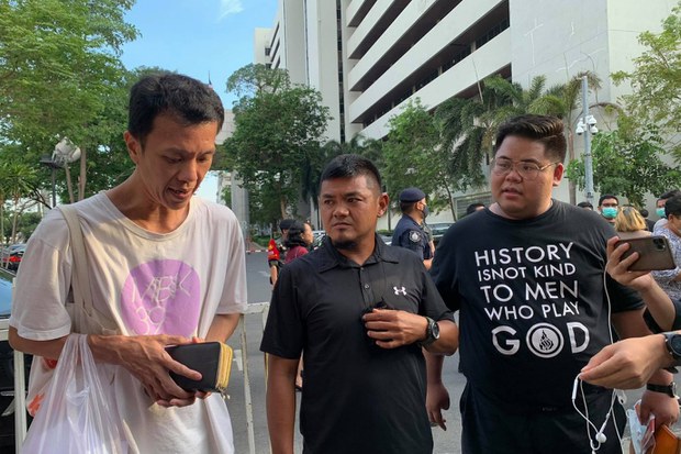 5 Thai Pro-Democracy Protesters Charged with Threatening Queen 5 Thai Pro-Democracy Protesters Charged with Threatening Queen