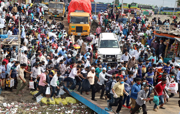 Bangladeshis rush to board a ferry in Dhaka ahead of the Eid al-Fitr holiday, May 22, 2020. [BenarNews]