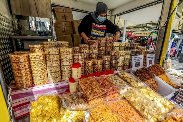 A seller arranges special cookies prepared for Eid al-Fitr along with chips for sale at her food truck in Kuala Lumpur, May 22, 2020. [S. Mahfuz/BenarNews]    