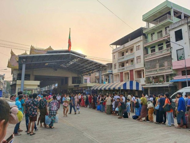 Residents flee Myanmar into Thailand as fighting intensifies Residents flee Myanmar into Thailand as fighting intensifies