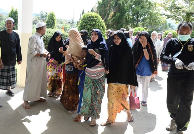 Rights commission tells Thai military to stop visiting families of suspected insurgents Rights commission tells Thai military to stop visiting families of suspected insurgents