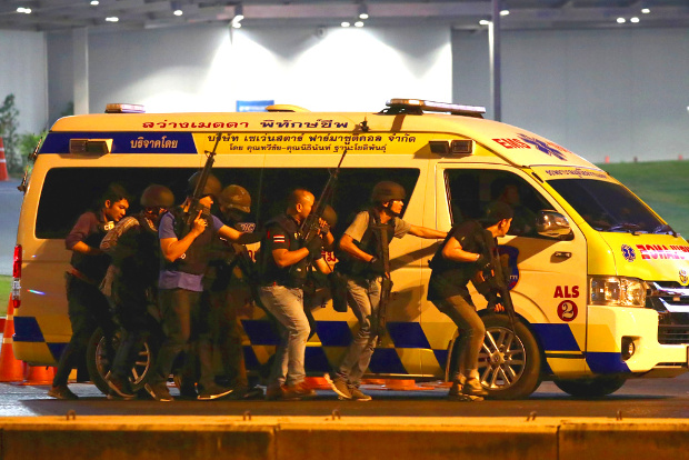 Thai security forces take cover behind an ambulance as they try to apprehend a shooter who took hostages in a ]shopping mall after a rampage in Korat, Thailand, Feb. 9, 2020. [Reuters]