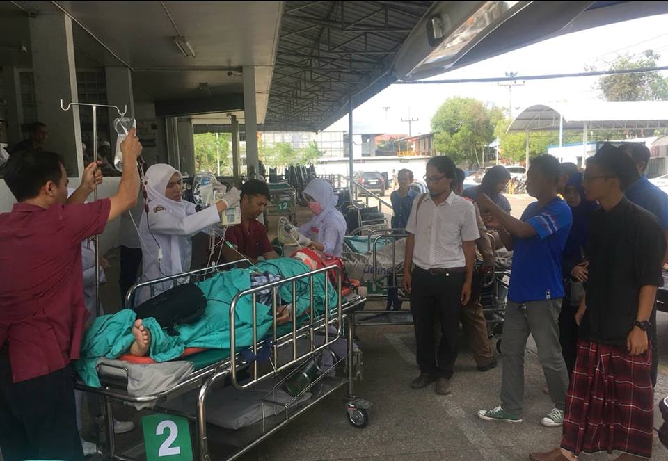 Medics treat local Islamic leader Aduldej Jenae after he was wounded by an unidentified gunman. June 8, 2018. [Mariyam Ahmad/Benarnews]