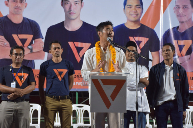Thanathorn Juangroongruangkit, leader of the Future Forward Party, delivers a speech during a campaign rally in Pattani, southern Thailand, March 1, 2019. [Mariyam Ahmad/BenarNews]